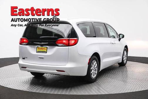 2022 Chrysler Voyager LX