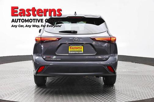 Gray 2024 Toyota Highlander LE