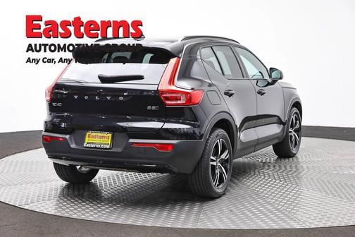 Onyx Black Metallic 2024 Volvo XC40 B5 Core