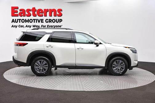 Pearl White Tricoat 2023 Nissan Pathfinder SV 4WD