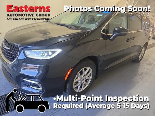 Brilliant Black Crystal Pearlcoat 2023 Chrysler Pacifica Touring L