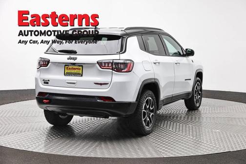 Bright White Clearcoat 2024 Jeep Compass Trailhawk