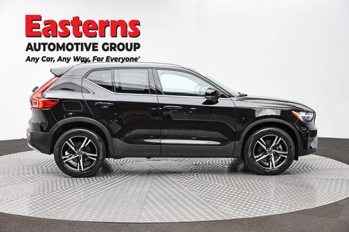 Onyx Black Metallic 2024 Volvo XC40 B5 Core