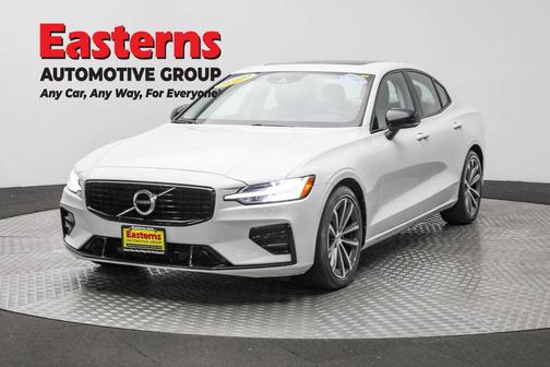 2022 Volvo S60 T5 Momentum