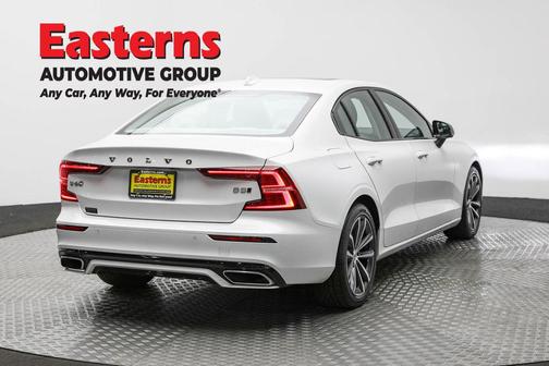 2022 Volvo S60 T5 Momentum