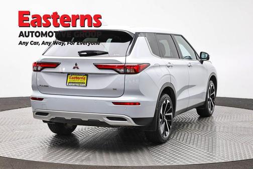 White Diamond 2024 Mitsubishi Outlander SE S-AWC