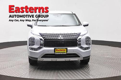 White Diamond 2024 Mitsubishi Outlander SE S-AWC