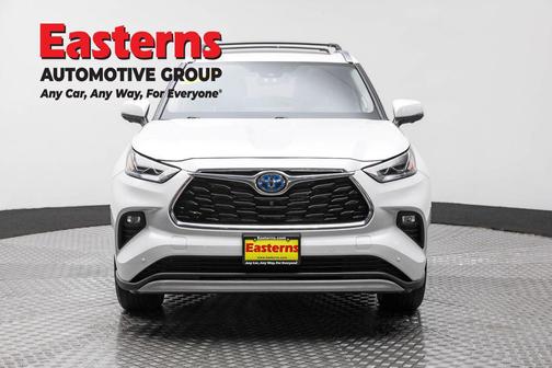 Pearl 2024 Toyota Highlander Hybrid Platinum
