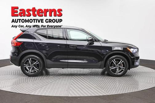 Onyx Black Metallic 2024 Volvo XC40 B5 Core