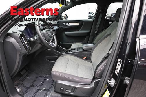 Onyx Black Metallic 2024 Volvo XC40 B5 Core