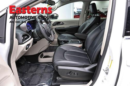 Bright White Clearcoat 2024 Chrysler Pacifica Touring L