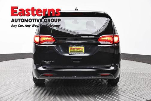 Brilliant Black Crystal Pearlcoat 2017 Chrysler Pacifica LX