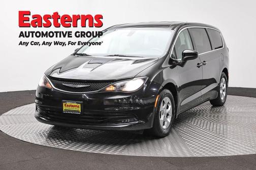 Brilliant Black Crystal Pearlcoat 2017 Chrysler Pacifica LX
