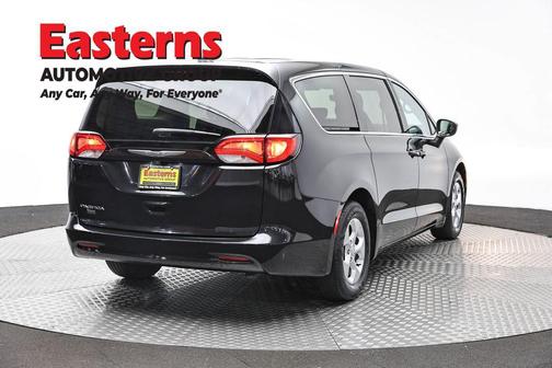 Brilliant Black Crystal Pearlcoat 2017 Chrysler Pacifica LX