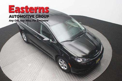 Brilliant Black Crystal Pearlcoat 2017 Chrysler Pacifica LX