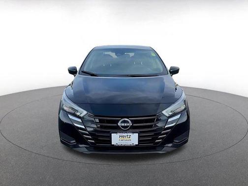 Super Black 2025 Nissan Versa 1.6 SV