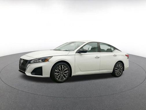 Glacier White 2025 Nissan Altima SV FWD