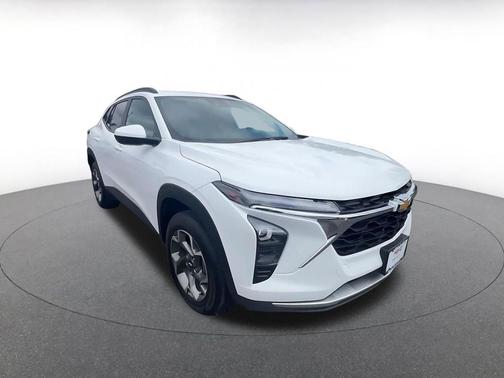 Summit White 2025 Chevrolet Trax LT