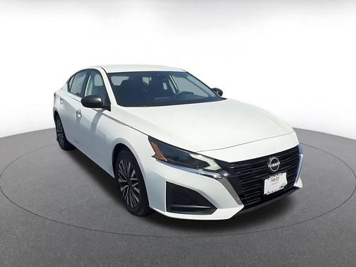 Glacier White 2025 Nissan Altima SV FWD