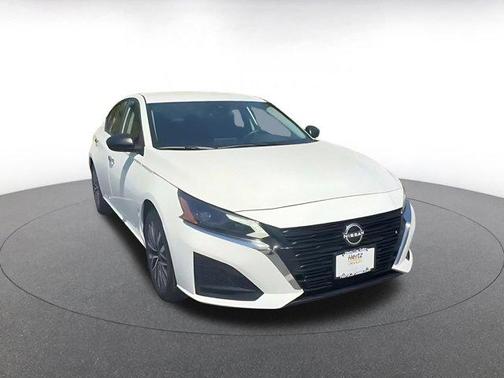 Glacier White 2025 Nissan Altima SV FWD