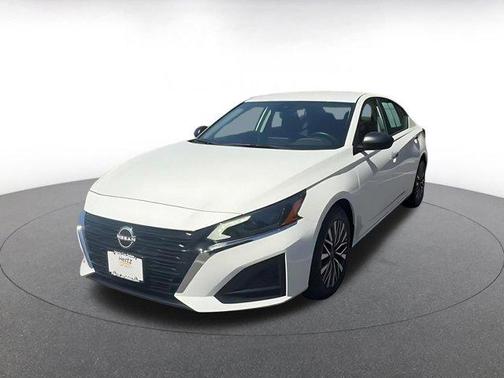 Glacier White 2025 Nissan Altima SV FWD