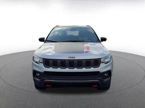 Silver Zynith Metallic Clearcoat 2025 Jeep Compass Trailhawk