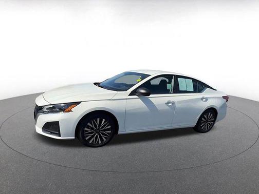 Glacier White 2025 Nissan Altima SV FWD