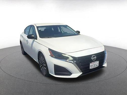 Glacier White 2025 Nissan Altima SV FWD
