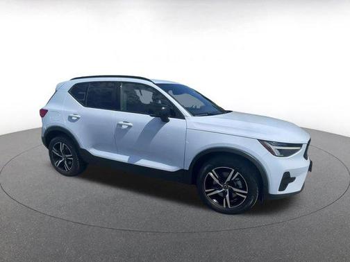 2024 Volvo XC40 CORE