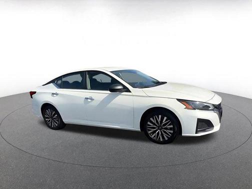 Glacier White 2025 Nissan Altima SV FWD