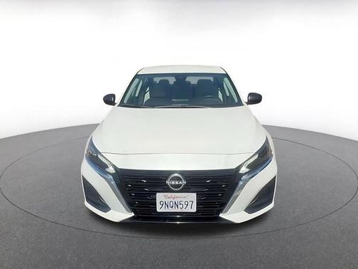 Pearl White Tricoat 2025 Nissan Altima SV FWD