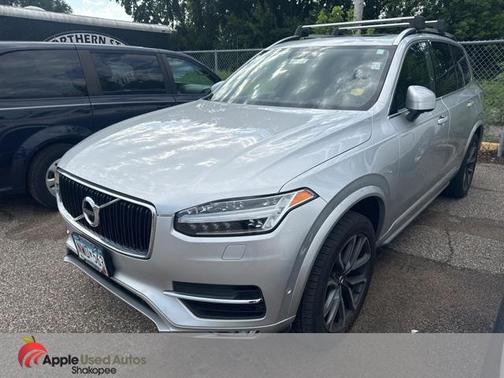 2016 Volvo XC90 T6 Momentum