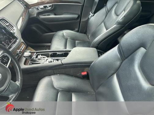 2016 Volvo XC90 T6 Momentum