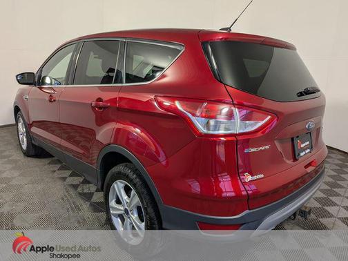 Ruby Red Metallic 2016 Ford Escape SE