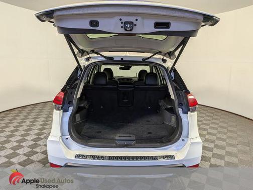 Pearl White 2017 Nissan Rogue SL