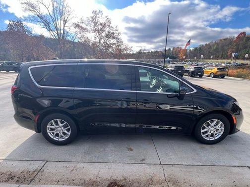 Diamond Black Crystal Pearlcoat 2026 Chrysler Pacifica L