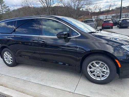 Diamond Black Crystal Pearlcoat 2026 Chrysler Pacifica L