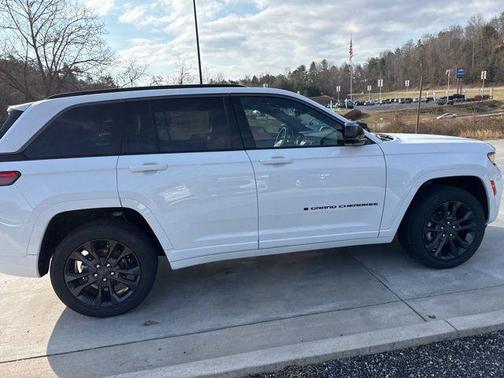 Bright White Clearcoat 2026 Jeep Grand Cherokee Limited