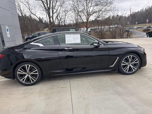 2022 INFINITI Q60 LUXE