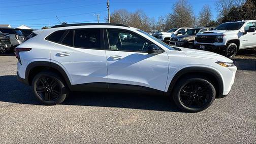 Summit White 2026 Chevrolet Trax FWD ACTIV