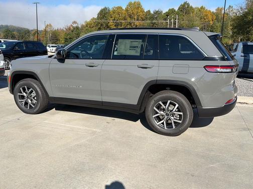 Sting-Gray Clearcoat 2027 Jeep Grand Cherokee Laredo