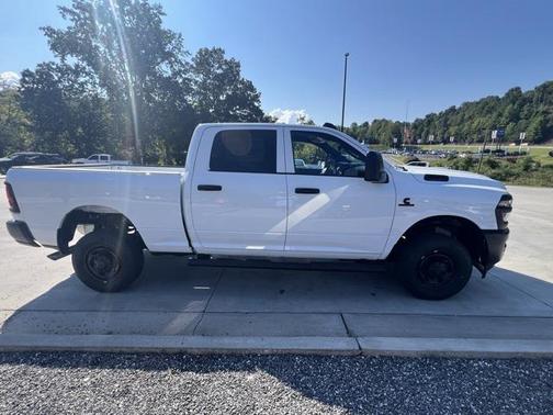 2026 RAM 2500 Tradesman Crew Cab 4x4 6'4' Box