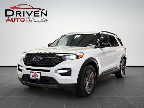 Star White Metallic Tri-Coat 2022 Ford Explorer XLT