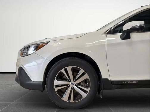 Crystal White Pearl 2018 Subaru Outback 2.5i Limited