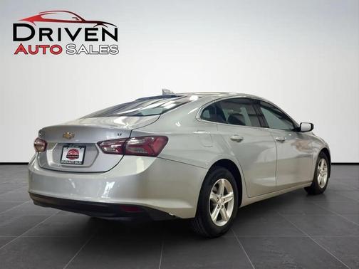 Silver Ice Metallic 2022 Chevrolet Malibu FWD LT