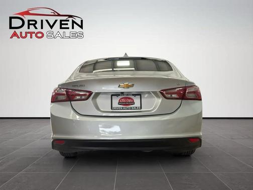 Silver Ice Metallic 2022 Chevrolet Malibu FWD LT