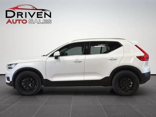 White 2022 Volvo XC40 T5 Inscription