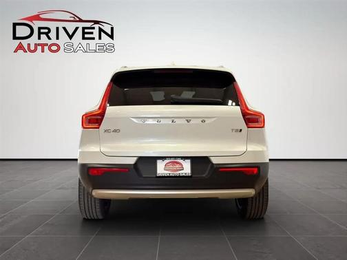 White 2022 Volvo XC40 T5 Inscription