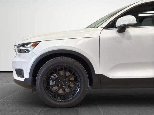 White 2022 Volvo XC40 T5 Inscription