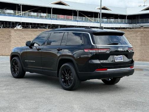 Diamond Black 2023 Jeep Grand Cherokee LAREDO